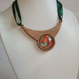 Matyó ékszer faalapban, folklór textil ékszer, magyar népviselet