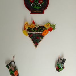 Magyaros szívalakú textil fali dekoráció,fali virágtartó, egyedi fali neszeszertartó, fali fényképtartó