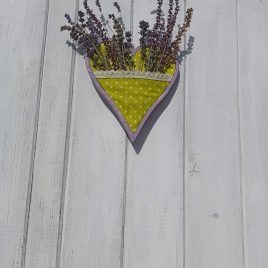 Zöld pöttyös szívalakú textil fali dekoráció,fali virágtartó, egyedi fali neszeszertartó, fali fényképtartó