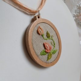 ELKELT  Hímzett virágos egyedi nyaklánc, hímzett ékszer, hímzett nyaklánc, modern hímzés