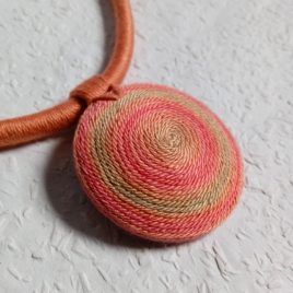 ELKELT OGEL barackszínű fonal nyaklánc, textil nyaklánc, textil ékszer, egyedi stílus, bohém