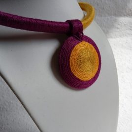 ELKELT mustársárga-bordó OGEL bohém stílusú fonal nyaklánc, textilékszer