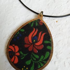 Csepp alakú virágos fülbevaló és nyaklánc szett,textil egyedi ékszerszett, textil ékszer,textil nyaklánc