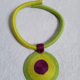 ELKELT OGEL BIB lila-zöldárnyalatú fonalnyaklánc, Textil nyaklánc, textil ékszer, fonalékszer