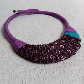 Többszínű lila virágos félhold nyaklánc, textil nyaklánc