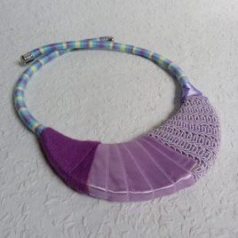 Halvány lila, szivárványos félhold alakú textil nyaklánc