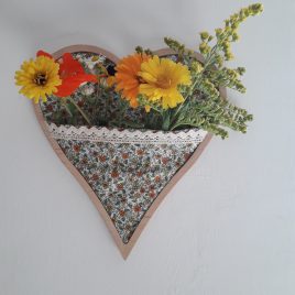 Szívalakú textil fali dekoráció,fali virágtartó, egyedi fali neszeszertartó, fali fényképtartó,falidísz