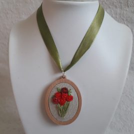 Brazil hímzéssel készült virágos medál, hímzett ékszer, hímzett nyaklánc, modern hímzés, 3d hímzés