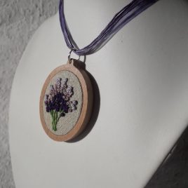 ELADVA  Hímzett levendulás egyedi nyaklánc, hímzett ékszer, hímzett nyaklánc, modern hímzés