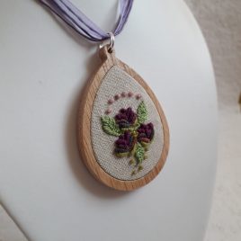 ELKELT  Hímzett lila virágos egyedi nyaklánc, hímzett ékszer, hímzett nyaklánc, modern hímzés