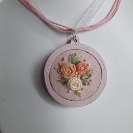 ELADVA   Hímzett rózsa virágos nyaklánc,  hímzett ékszer, hímzett nyaklánc, modern hímzés