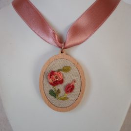 Hímzett 3d hatású rózsaszínű rózsa virág, hímzett ékszer, hímzett nyaklánc, modern hímzés, brazil hímzés