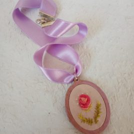 Hímzett pink virágos nyaklánc, hímzett ékszer, hímzett nyaklánc, modern hímzés