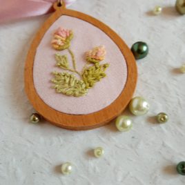 Hímzett mezei virág virágos nyaklánc, hímzett ékszer, hímzett nyaklánc, modern hímzés