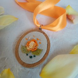 Hímzett sárga rózsás egyedi nyaklánc, hímzett ékszer, hímzett nyaklánc, modern hímzés