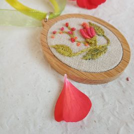 Hímzett 3d hatású piros virág, hímzett ékszer, hímzett nyaklánc, modern hímzés, brazil hímzés