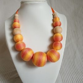 RAGYOGÓ NAP textilbogyó nyaklánc, fonal nyaklánc, golyó nyaklánc