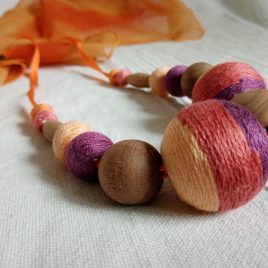 Lilás-bézses textilbogyó nyaklánc, fonal nyaklánc, golyó nyaklánc