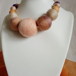 TAVASZI HARMAT bézs textilbogyó nyaklánc, fonal nyaklánc