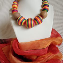 Szivárvány textilbogyó nyaklánc, fonal nyaklánc, golyó nyaklánc