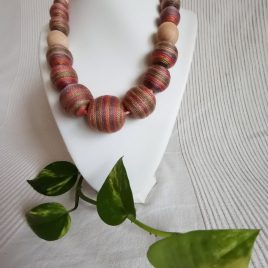 Tarka-barka textilbogyó nyaklánc, fonal nyaklánc, golyó nyaklánc