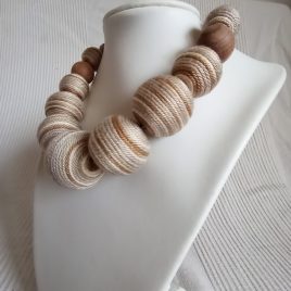 ELKELT Szürke-barna tarkás textilbogyó nyaklánc