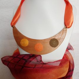 Narancsos Félhold fa és fonalnyaklánc, egyedi ékszer, bohém nyaklánc, textilékszer