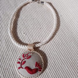 Hímzett madárka nyaklánc, magyaros hímzett ékszer,folk nyaklánc,madárka hímzés