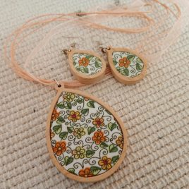 Virágos cseppalakú fülbevaló és nyaklánc szett, virágos faékszerek, csepp