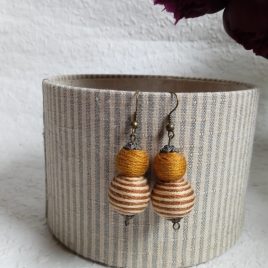 Barna bézs csíkos textilbogyó fülbevaló, fonalékszer, textil fülbevaló