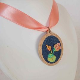 Bézs Brazil hímzéssel készült virágos medál, hímzett ékszer, modern hímzés, 3d hímzés