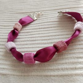 Lila-rózsaszínes bokalánc, textilbogyó bokalánc, bokaékszer, nyári viselet, lábékszer