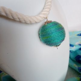 Zöld csíkos textilbogyó nyaklánc, fonalékszer,textil nyaklánc,textilékszer