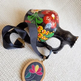Matyó textil ékszer fekete selyemszalagon