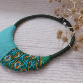 KELET VARÁZSA textil ékszer, félhold alakú nyaklánc