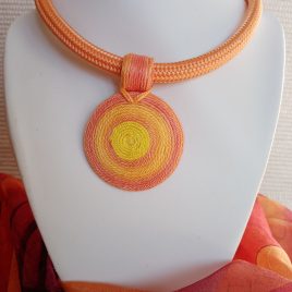 OGEL Fényes Nap tarkás fonalnyaklánc, Textil nyaklánc, textil ékszer, fonalékszer