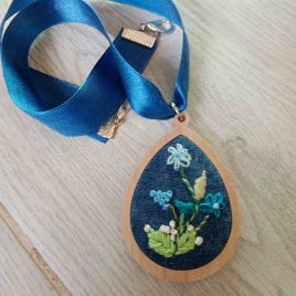 Farmer anyagra hímzett virágos medál, hímzett ékszer, modern hímzés, 3d hímzés