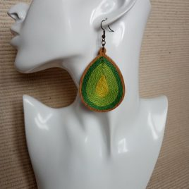 Zöld csepp alakú fonal fülbevaló ,textil egyedi fülbevaló, fonal fülbevaló, fafülbevaló