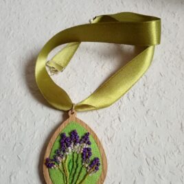 Hímzett 3d hatású levendula virág, hímzett ékszer, hímzett nyaklánc, modern hímzés, brazil hímzés