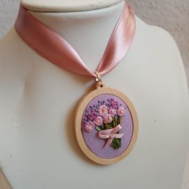 ELKELT ovális alakú lila virágcsokor, brazil hímzéssel készült 3D nyaklánc, modern hímzés