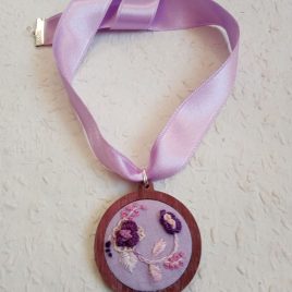 Hímzett Lila virágcsokor köralakban, hímzett ékszer, hímzett nyaklánc, modern hímzés, 3d hímzés