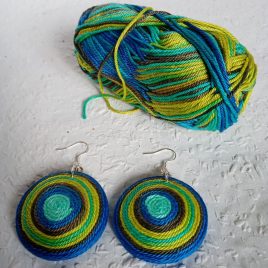 ELKELT PÁVA OGEL fonal fülbevaló, Textil fülbevaló, textil ékszer, fonalékszer, páva ékszer