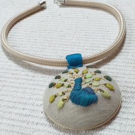 ELKELT Hímzett páva egyedi nyaklánc, magyaros hímzett ékszer,folk nyaklánc,páva hímzés