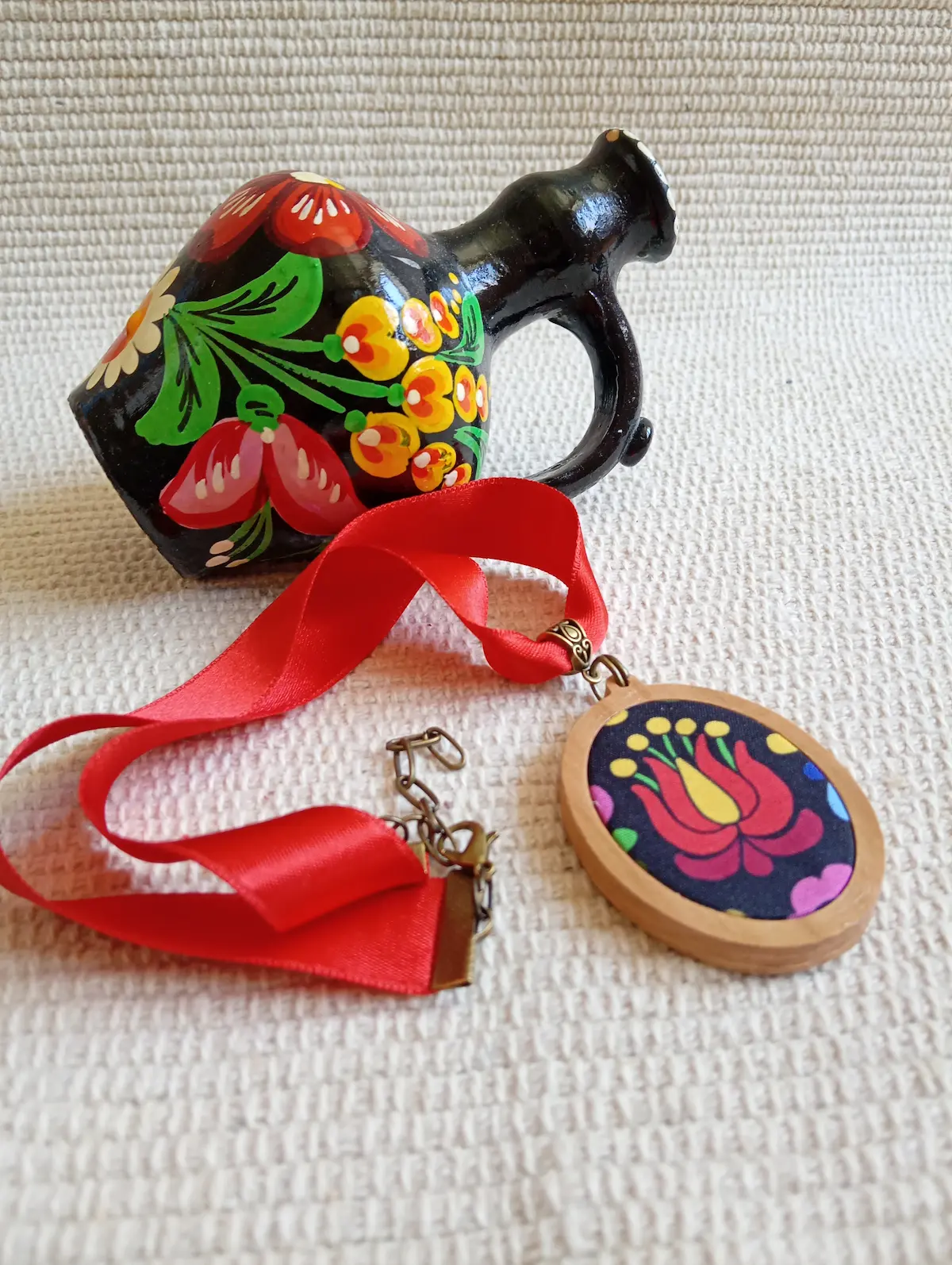 Piros matyó ékszer selyemszalagon