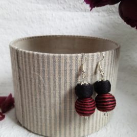 Fekete, bordó csíkos textilbogyó fülbevaló, fonalékszer, textil fülbevaló