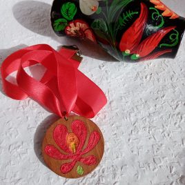 Köralakú matyó virág fonalékszer faalapban, folklór ékszer, magyaros ékszer, matyó ékszer, matyó nyaklánc