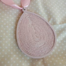 Nagy cseppalakú rózsaszínű fonal nyaklánc ,textil egyedi fonal ékszer, BIB ékszer