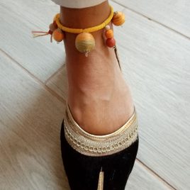 ELKELT Sárga csíkos-tarka bokalánc, textilbogyó bokalánc, bokaékszer, lábdísz