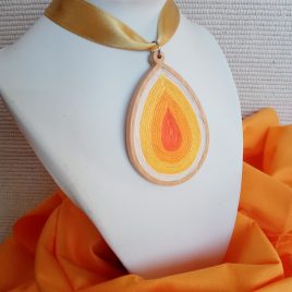 Nagy cseppalakú fehér-sárga színes fonal nyaklánc ,textil egyedi fonal ékszer