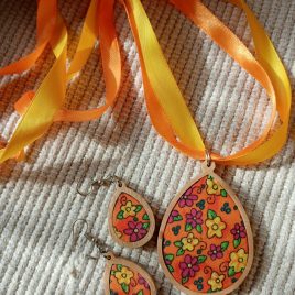 Virágos cseppalakú fülbevaló és nyaklánc szett, virágos faékszerek, csepp